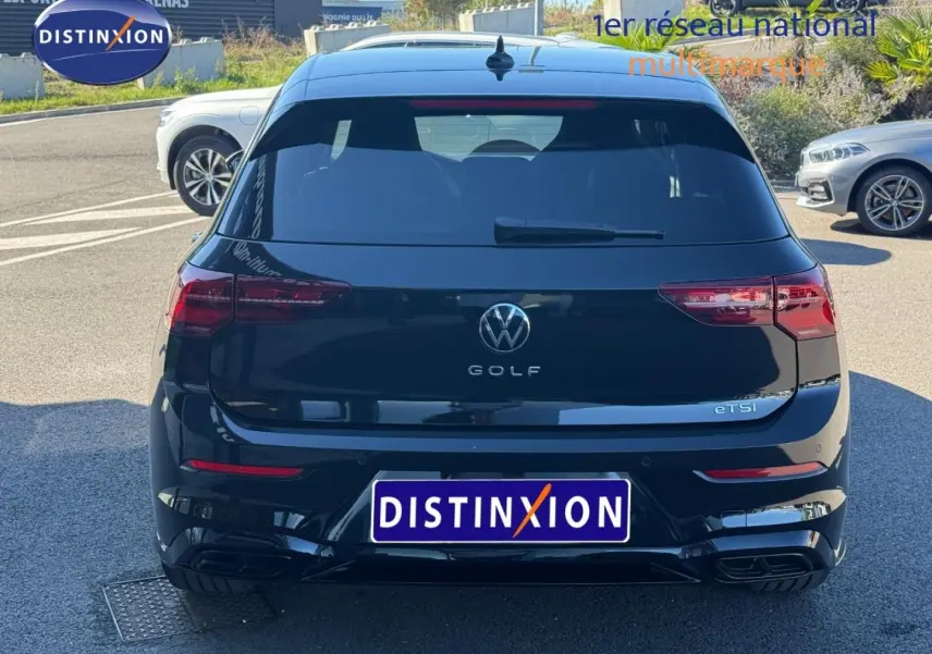 Vue arrière d'une Volkswagen Golf noire Grenadilla métallisée avec feux LED et logo eTSI visible.