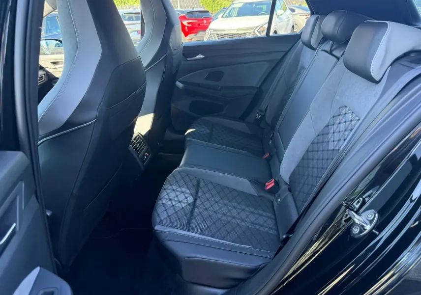 Vue côté droit de la banquette arrière en tissu et cuir noir de la Volkswagen Golf 1.5 eTSI R-Line 2024.