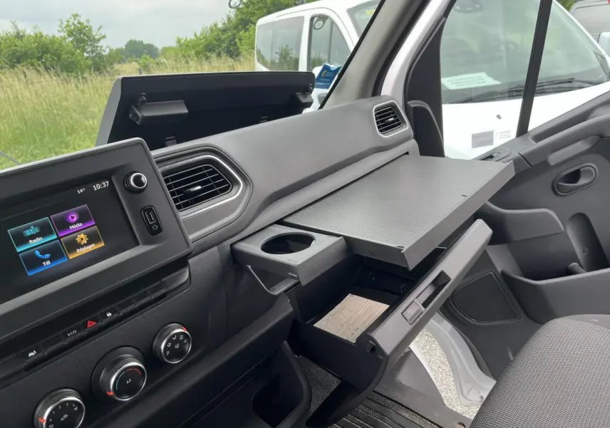 Intérieur du Renault Master blanc 2022, vue côté passager avec tablette rotative et écran tactile allumé.