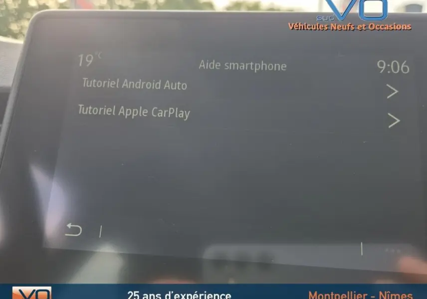 Écran tactile intérieur de la Renault Clio V TCe 90 Equilibre 2023 affichant tutoriels Android Auto et Apple CarPlay