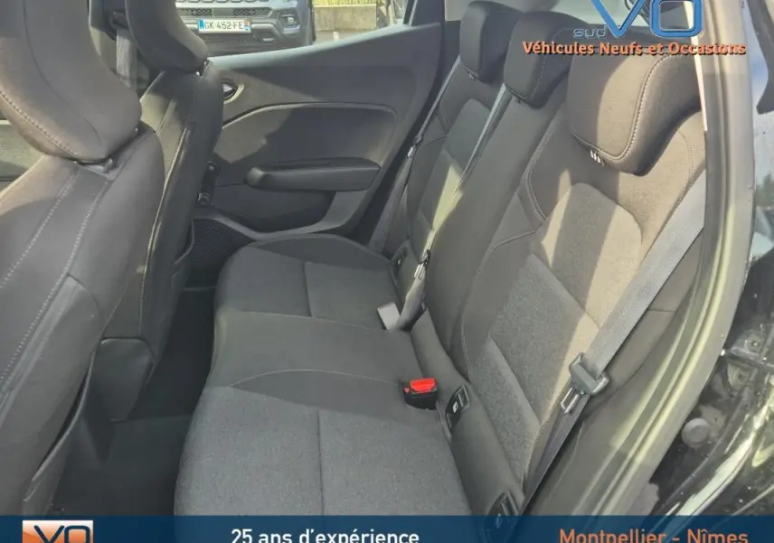 Vue intérieure côté droit des sièges arrière noirs de la Renault Clio V TCe 90 Equilibre 2023 avec ceinture et appuie-têtes visibles.