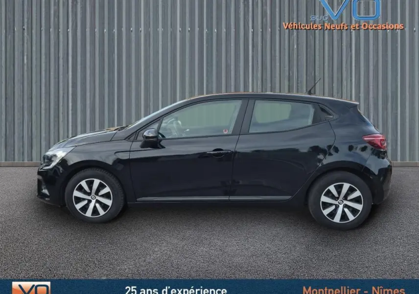 Profil côté gauche d'une Renault Clio V TCe 90 Equilibre noire de 2023, avec jantes distinctives et lignes épurées.