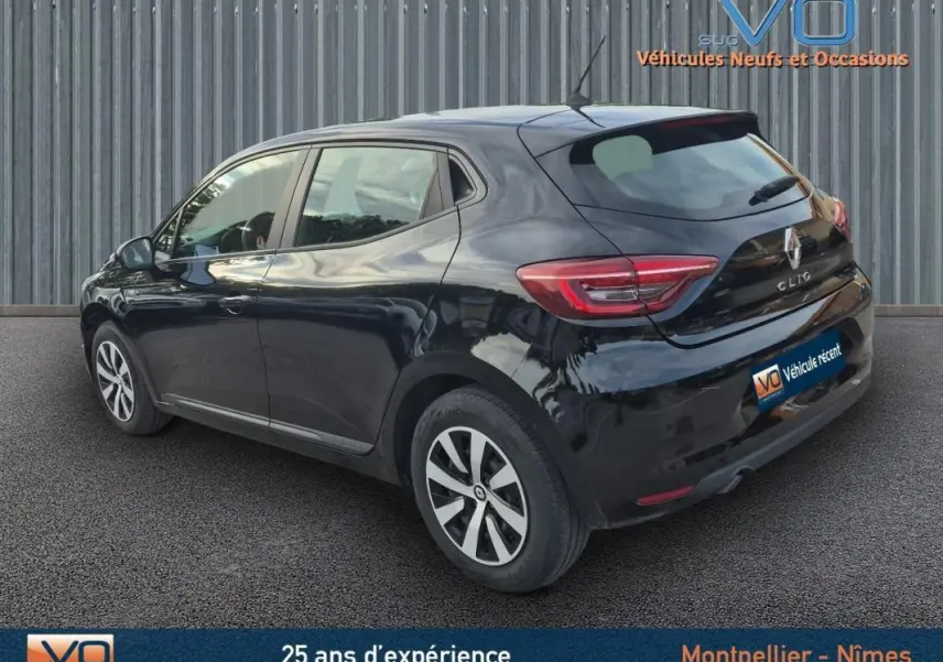 Vue 3/4 arrière gauche d'une Renault Clio noire 2023 avec jantes alliage et feux arrière LED distinctifs