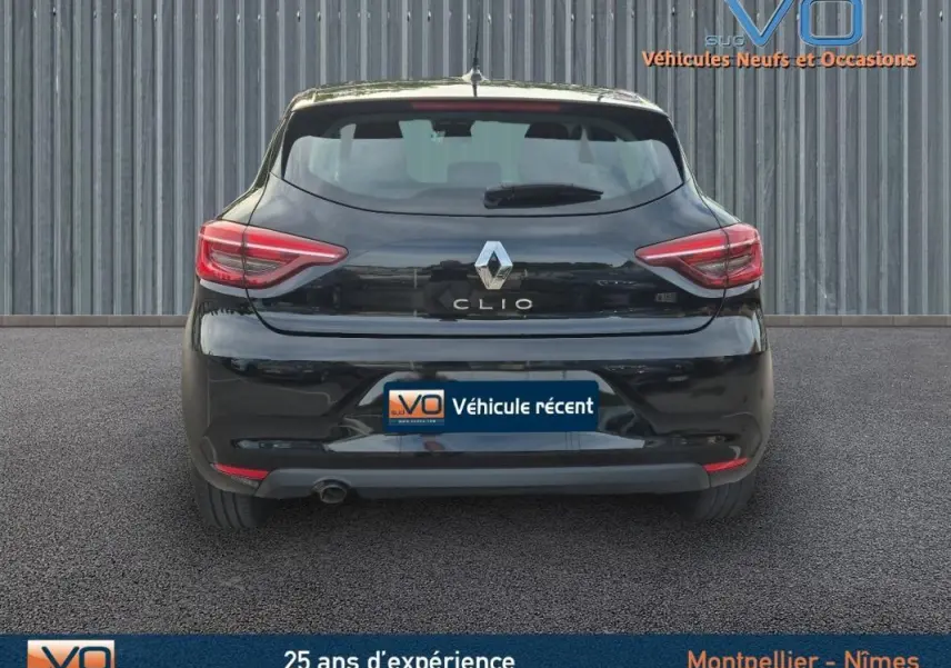 Vue arrière d'une Renault Clio noire 2023, version V TCe 90 Equilibre, avec feux arrière allumés et plaque "Véhicule récent".