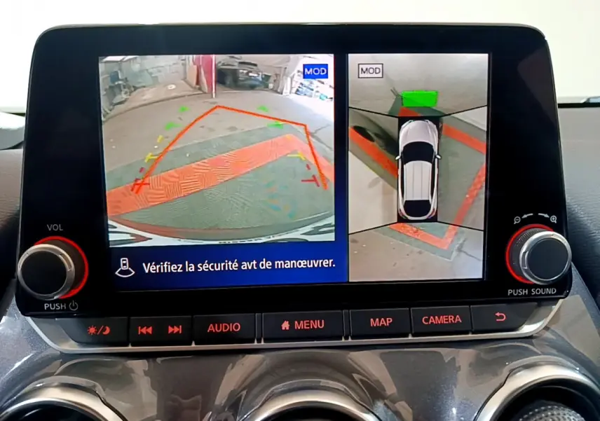 Écran tactile central du Nissan Juke Hybrid 2023 affichant la caméra de recul et la vue à 360° en intérieur gris foncé.