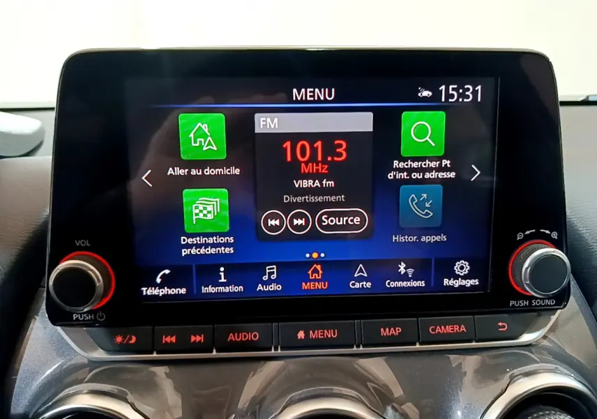 Écran tactile central du tableau de bord du Nissan Juke Hybrid 2023, affichant le menu radio FM à 15h31.