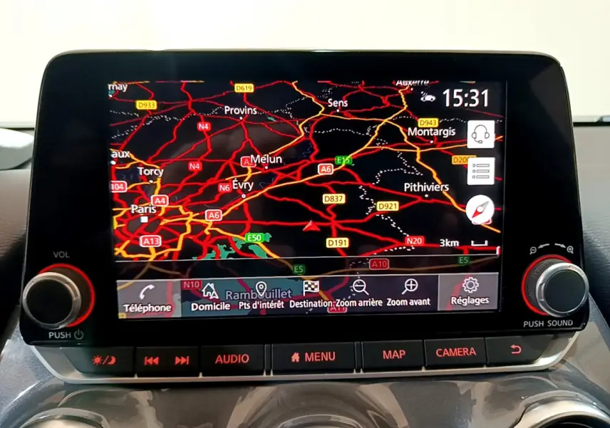 Écran tactile central du tableau de bord du Nissan Juke Hybrid 143 Business+ affichant la navigation GPS en couleur.