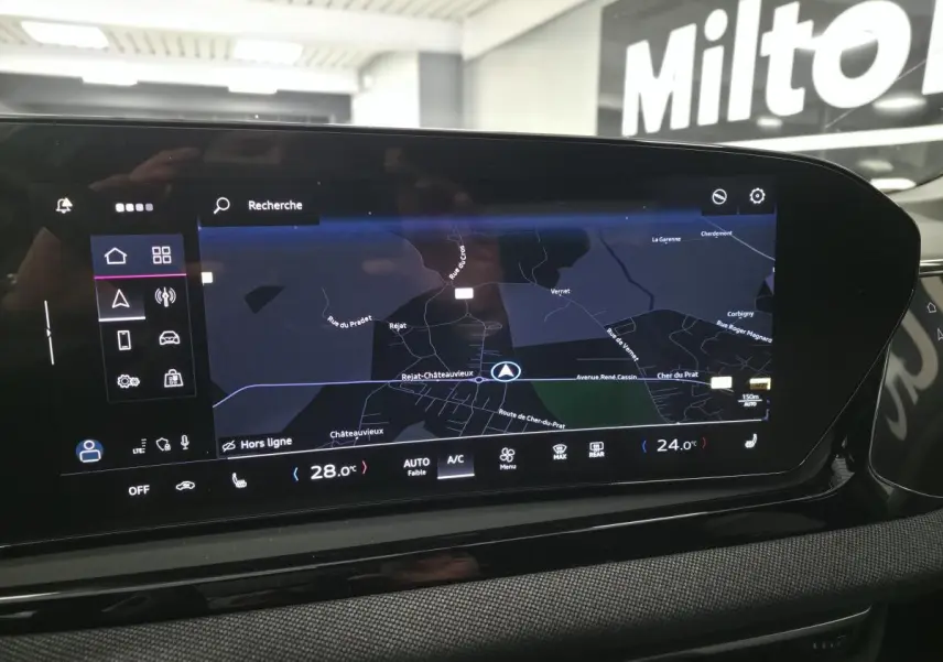 Écran tactile MMI noir affichant la navigation dans l'habitacle de l'Audi A5 Avant 2025 S line.