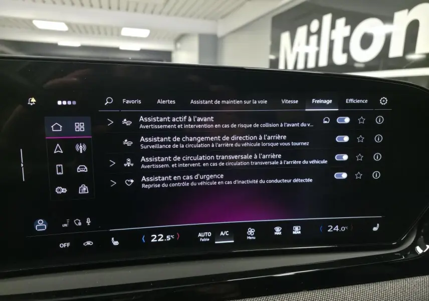 Écran tactile intérieur de l’Audi A5 Avant 2025 affichant les assistants de conduite et la climatisation.