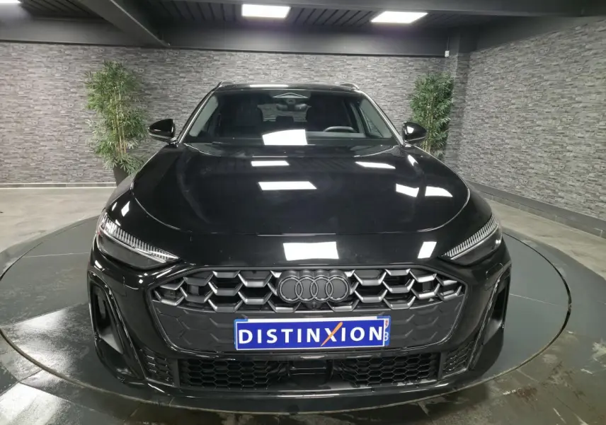 Audi A5 Avant 2.0 TDI S line noire vue de face, avec calandre noire hexagonale et anneaux Audi gris anthracite.