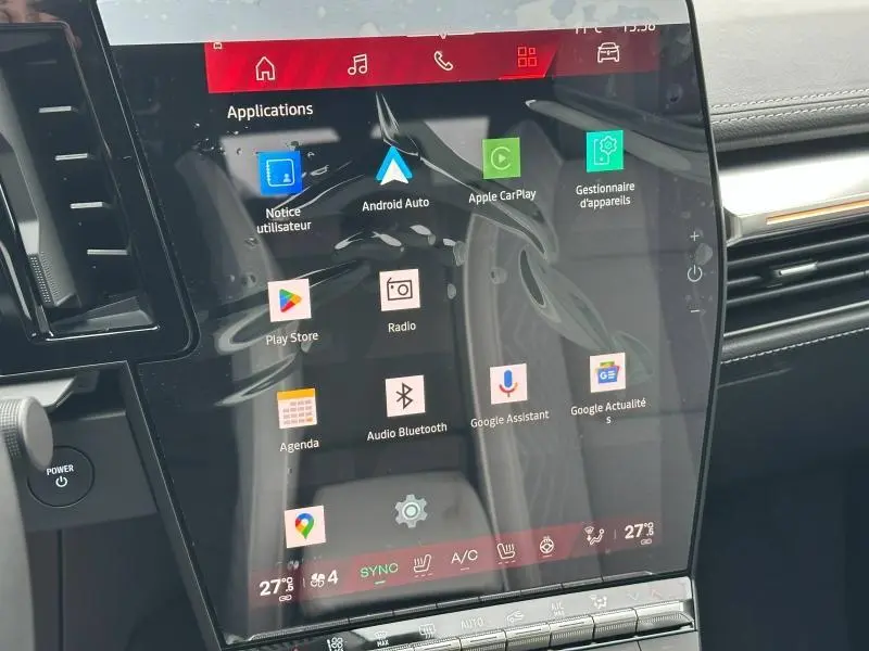 Écran tactile central du tableau de bord du Renault Scénic E-Tech rouge, affichant les applications connectées.