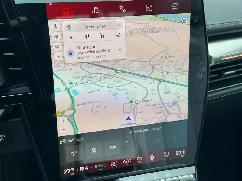 Écran tactile central du tableau de bord du Renault Scénic E-Tech rouge, affichant la navigation GPS.