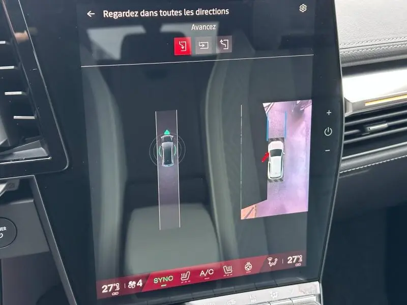 Écran tactile intérieur montrant la caméra panoramique 360° du Renault Scénic E-Tech rouge, vue de dessus et interface de conduite.