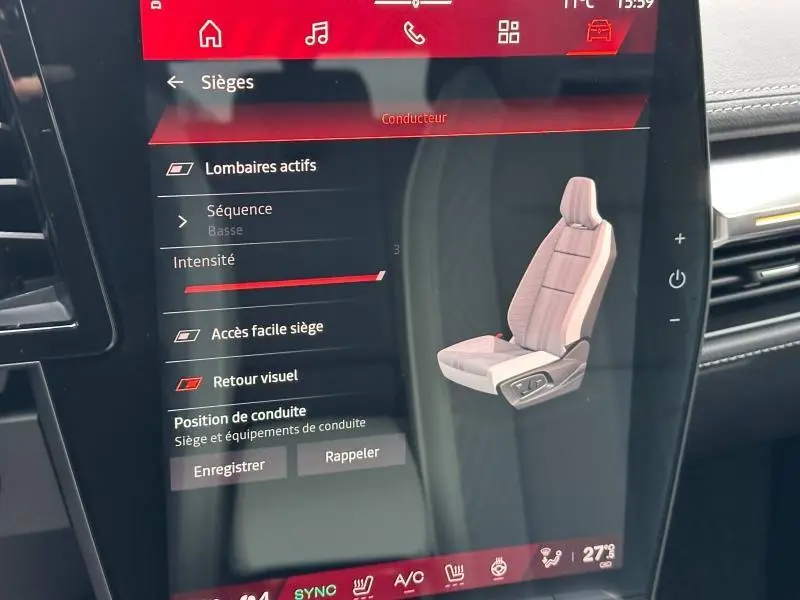 Écran tactile intérieur montrant le réglage des sièges conducteur du Renault Scenic E-Tech rouge de 2025.