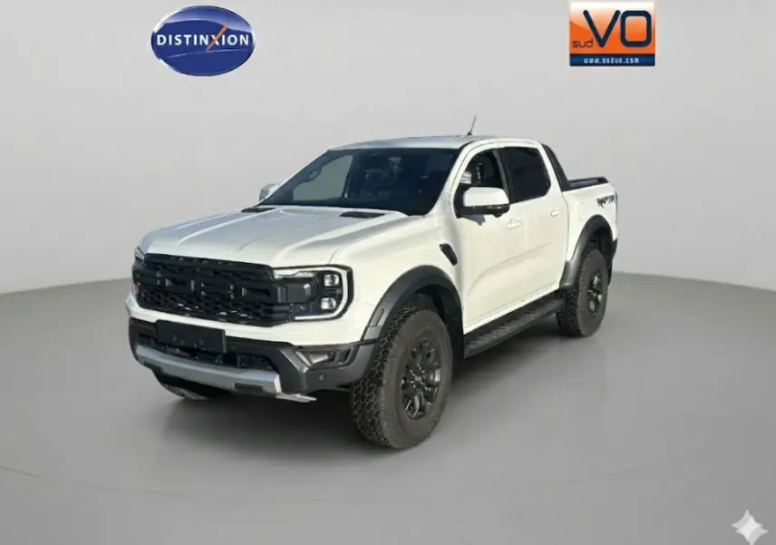 Ford Ranger Raptor blanc en 3/4 avant droit, avec jantes noires et marchepieds visibles sur fond neutre.