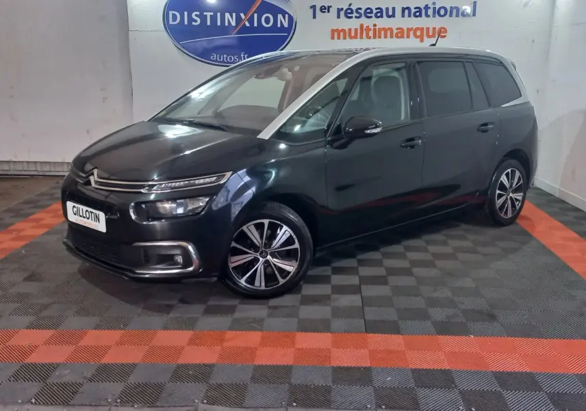 Vue 3/4 avant droit d'un Citroën Grand C4 Spacetourer noir, avec jantes alliage et feux LED distinctifs.