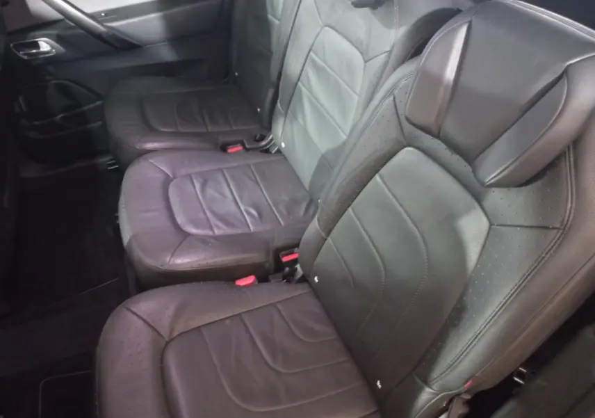 Vue intérieure côté droit des sièges arrière en cuir noir du Citroën Grand C4 Spacetourer 2018 Shine.