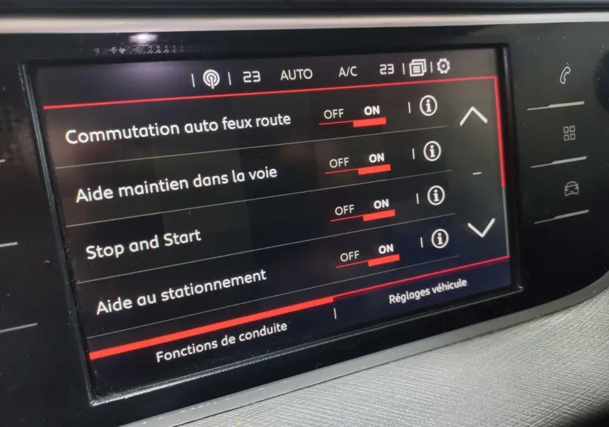 Écran tactile intérieur du Citroën Grand C4 SpaceTourer 2018 affichant les aides à la conduite activées.