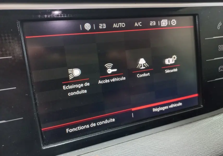 Écran tactile central noir affichant les réglages de conduite du Citroën Grand C4 Spacetourer.