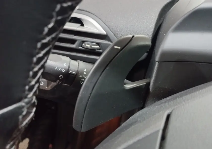 Gros plan sur la palette de changement de vitesse côté droit du volant noir du Citroën Grand C4 Spacetourer 2018.