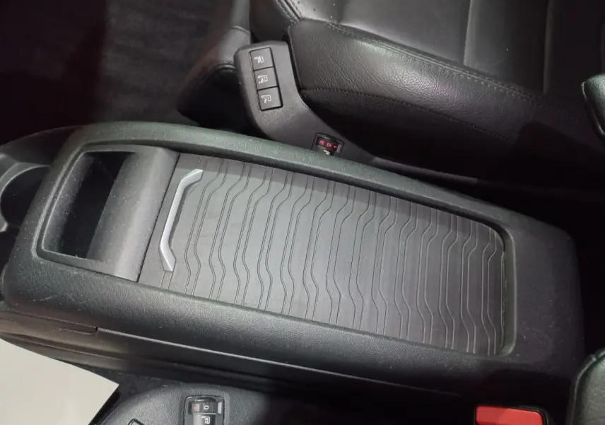 Gros plan sur la console centrale noire et les commandes de siège en cuir du Citroën Grand C4 Spacetourer 2018.