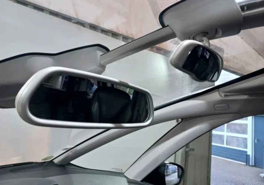 Vue intérieure du pare-brise panoramique et du rétroviseur central d'un Citroën Grand C4 SpaceTourer noir.