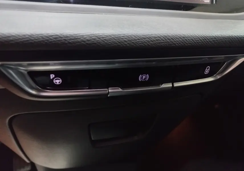 Gros plan sur les commandes électroniques du tableau de bord noir du Citroën Grand C4 Spacetourer 2018.