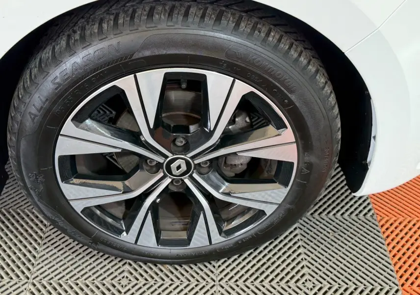 Gros plan sur la roue arrière droite d'une Renault Clio Business blanche, avec partie de l'aile visible.