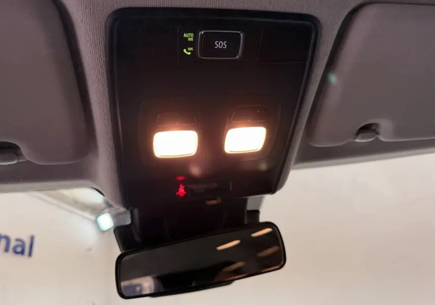 Vue intérieure du plafonnier avec éclairage et bouton SOS dans une Renault Clio Business blanc de 2022.