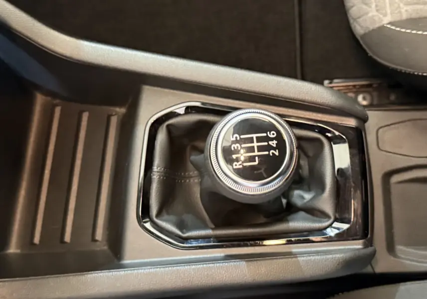 Le levier de vitesses manuel noir de la Renault Clio Business TCe 100 GPL vu en gros plan intérieur.