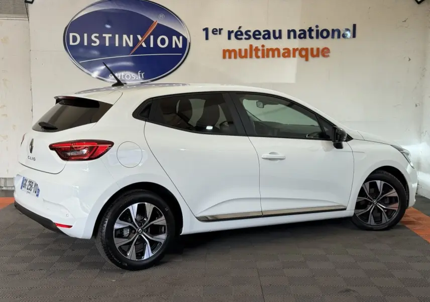 Profil droit d'une Renault Clio blanche 2022 Business TCe 100 GPL, avec jantes alliage et feux arrière LED visibles.