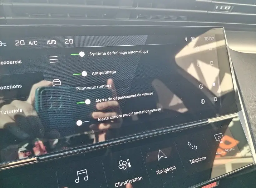 Écran tactile intérieur du Peugeot 308 SW Hybrid 145 GT montrant les réglages d’aides à la conduite.