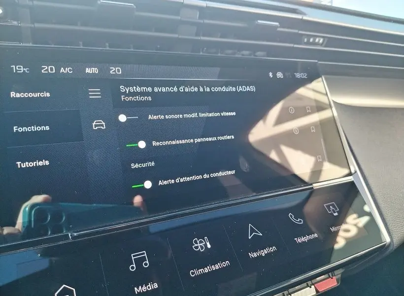 Écran tactile central du Peugeot 308 SW Hybrid 145 GT montrant les réglages avancés d’aide à la conduite.