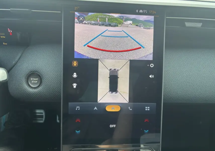 Écran central tactile montrant la caméra 360° et la vue arrière du Citroën C5 Aircross New Hybrid 2026.