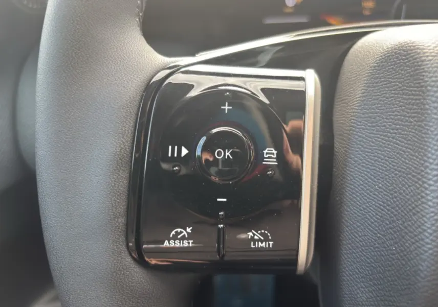 Gros plan sur les commandes multifonctions noires du volant cuir du Citroën C5 Aircross New Hybrid 145 Max T.O.