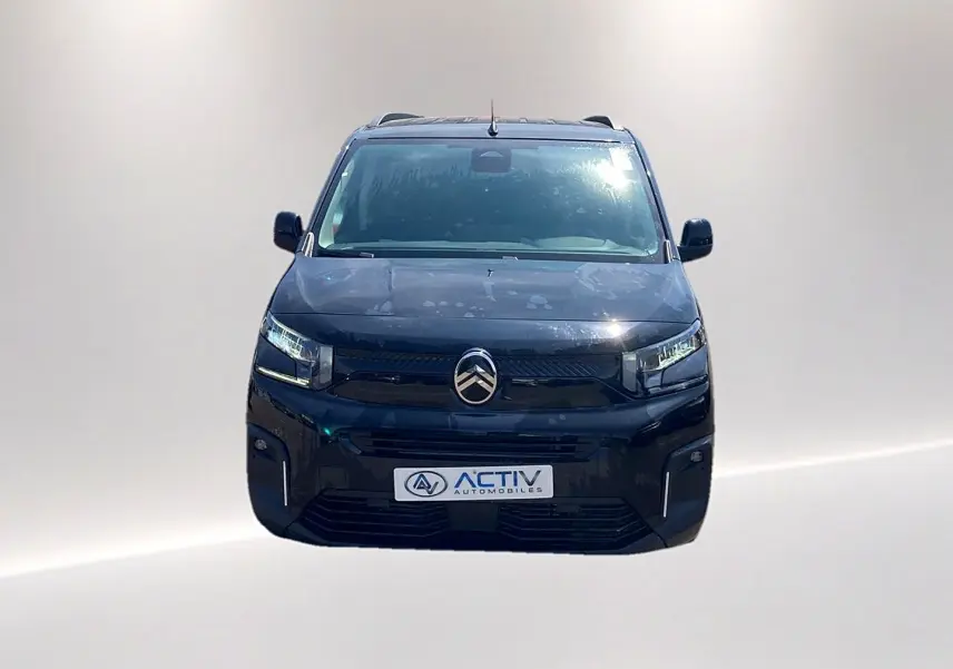 Vue avant du Citroën Berlingo noir 2026 avec phares LED et calandre moderne, sur fond neutre.