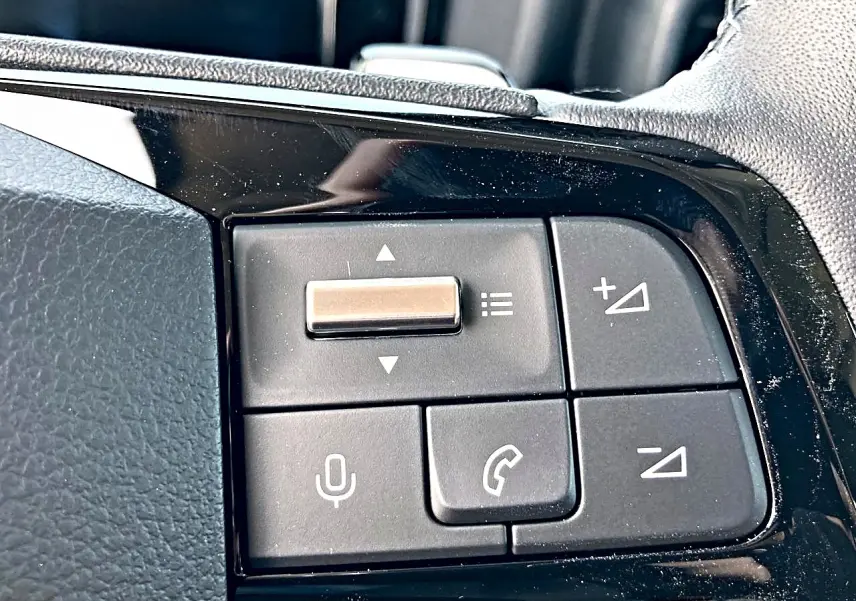 Gros plan sur les commandes audio et vocales noires au volant du Citroën Berlingo N1 2026.