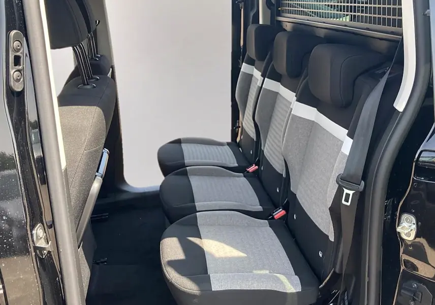 Vue intérieure côté droit sur les trois sièges individuels arrière gris et noir du Citroën Berlingo N1 noir.