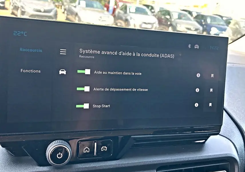 Écran tactile du système d’aide à la conduite dans l’habitacle du Citroën Berlingo noir, vue de face rapprochée.
