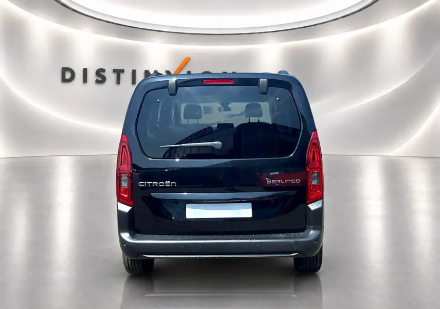 Vue arrière d’un Citroën Berlingo noir 2026 avec hayon vitré et feux arrière verticaux LED.