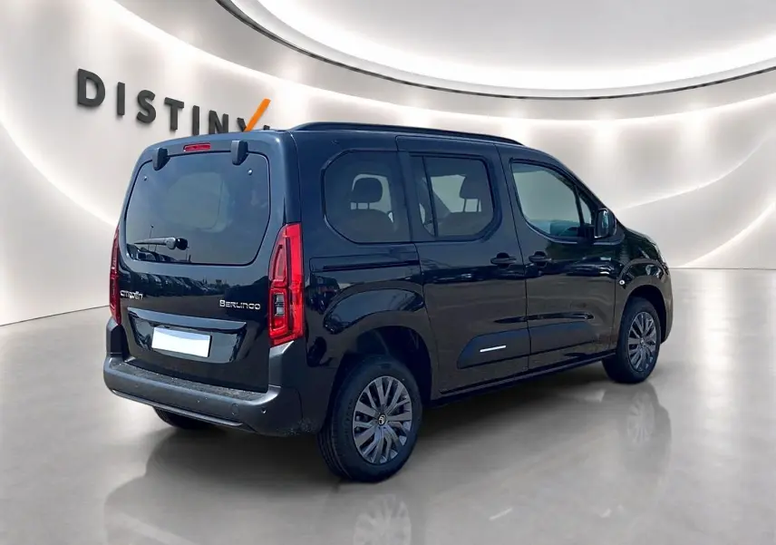 Vue 3/4 arrière droite d'un Citroën Berlingo noir 2026 avec barres de toit et vitres teintées.