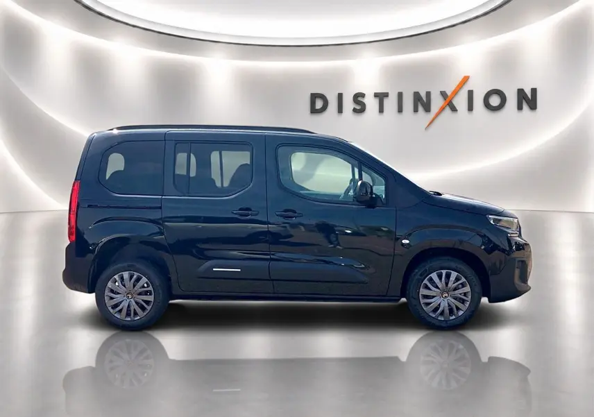 Profil droit d’un Citroën Berlingo noir 2026 avec portes latérales coulissantes et jantes alu visibles.
