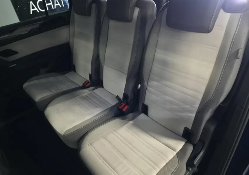 Vue rapprochée des trois sièges individuels gris clair de la deuxième rangée du Volkswagen Touran 2024.