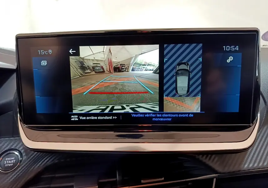 Écran tactile central affichant la caméra de recul et l'aide au stationnement d'une Peugeot 208 gris foncé, vue intérieure.