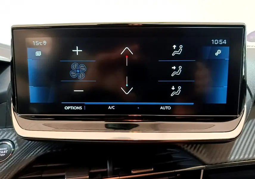 Écran tactile central affichant les réglages de climatisation dans le tableau de bord d'une Peugeot 208 gris foncé 2022.