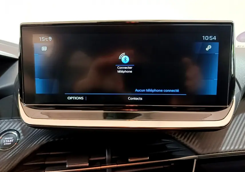 Écran tactile central allumé avec menu Bluetooth sur tableau de bord carbone d'une Peugeot 208 gris foncé