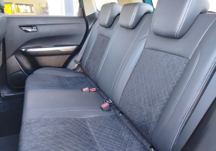Vue intérieure côté droit des sièges arrière en cuir noir et tissu matelassé du Suzuki Vitara 1.5 Hybrid 2023.
