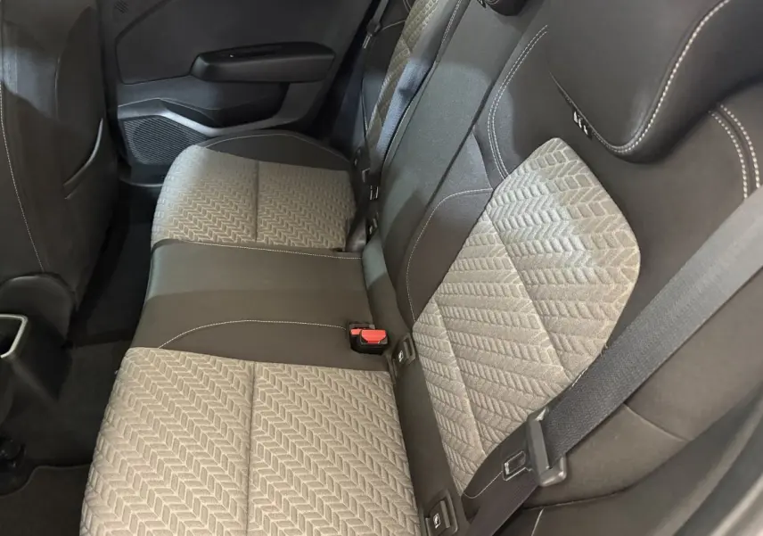 Vue intérieure de la banquette arrière de la Renault Clio Business TCe 100 GPL 2023, tissu gris et noir avec ceinture de sécurité.