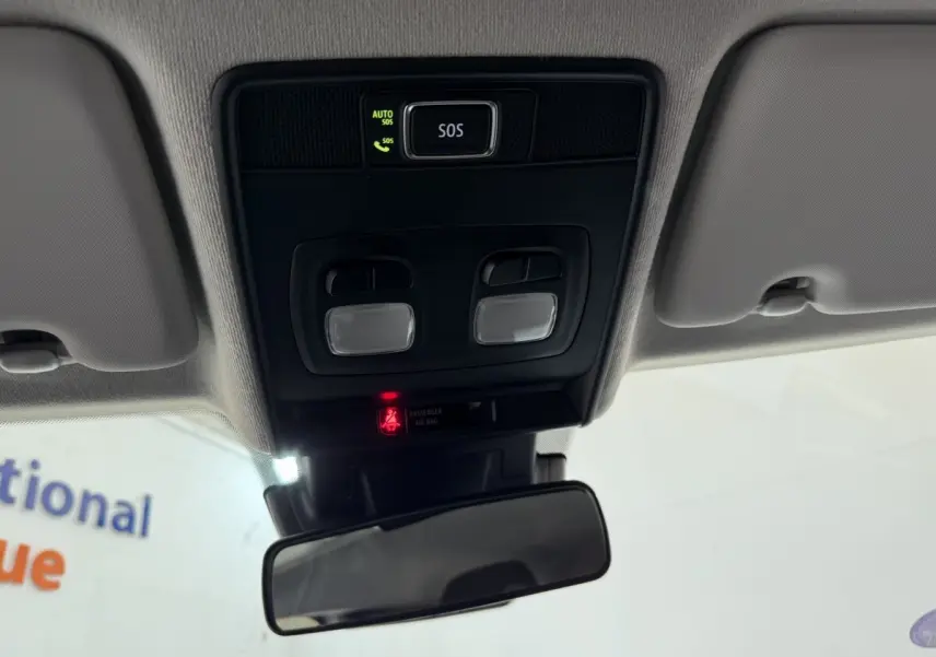 Vue intérieure du plafonnier avec commandes d’éclairage et bouton SOS dans une Renault Clio blanche 2023.