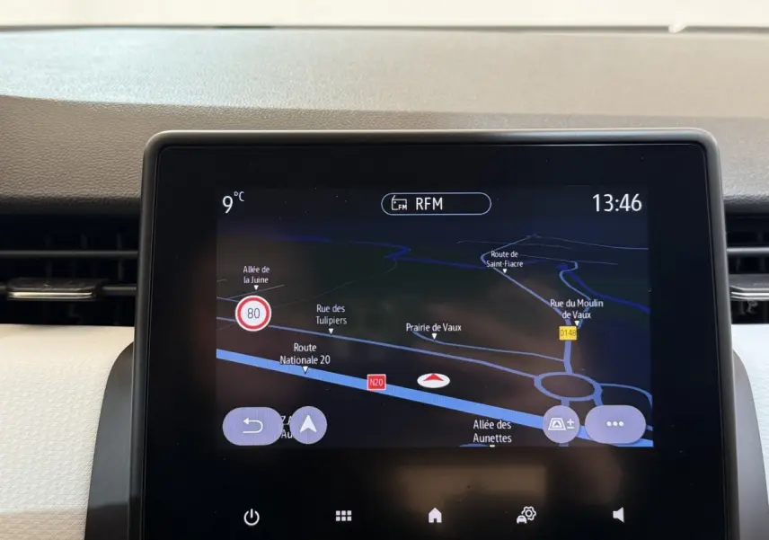Écran tactile central de navigation 3D du tableau de bord Renault Clio Business blanc, vue intérieure frontale.
